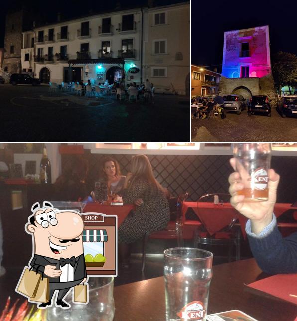 Dai un’occhiata alla foto che mostra la esterno e cibo di Theos Platz Hohle