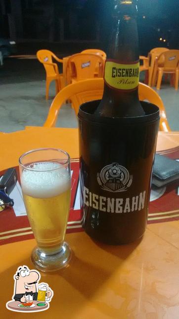 Desfute um copo de cerveja leve ou escura