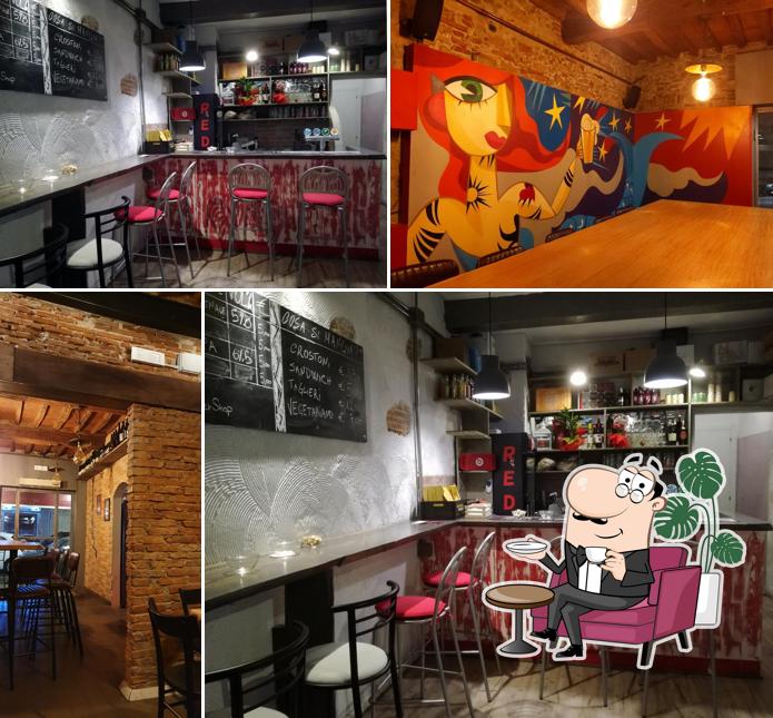 Dai un'occhiata agli interni di Red Hop RistoPub