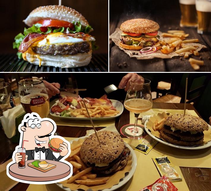 Prenditi un hamburger a Flatus Vitae Beer Pub