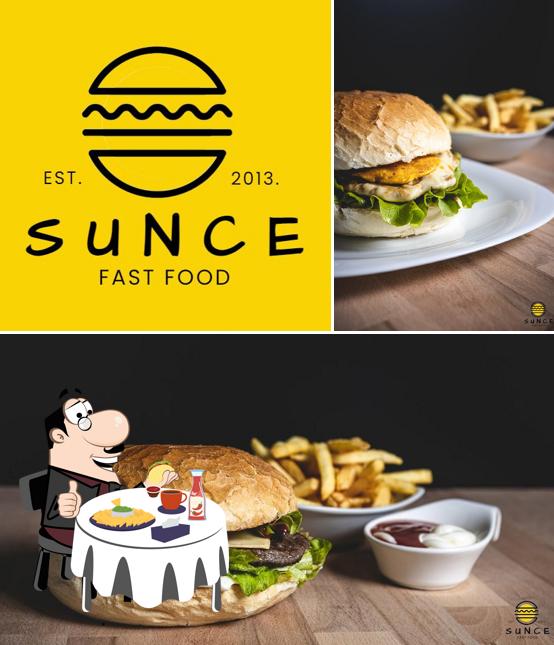 Ordina un hamburger a Fast food Sunce