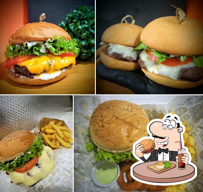 Peça um dos hambúrgueres disponíveis no Fabs Hamburgueria artesanal