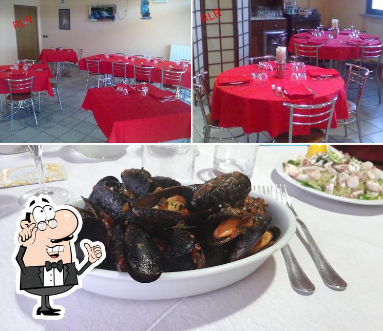 La immagine di interni e cibo da Ristorante Luna Rossa