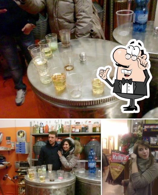 Dai un'occhiata agli interni di Bar Alla Posta