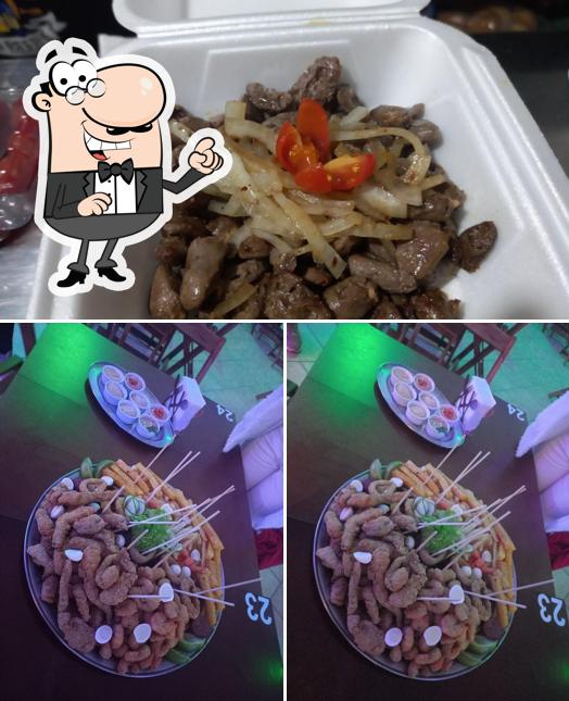 Dê uma olhada a imagem ilustrando interior e comida no Capitão Beer