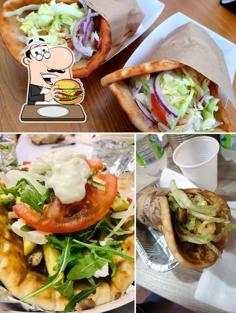 Prova un hamburger a Comus Gyros & Grill