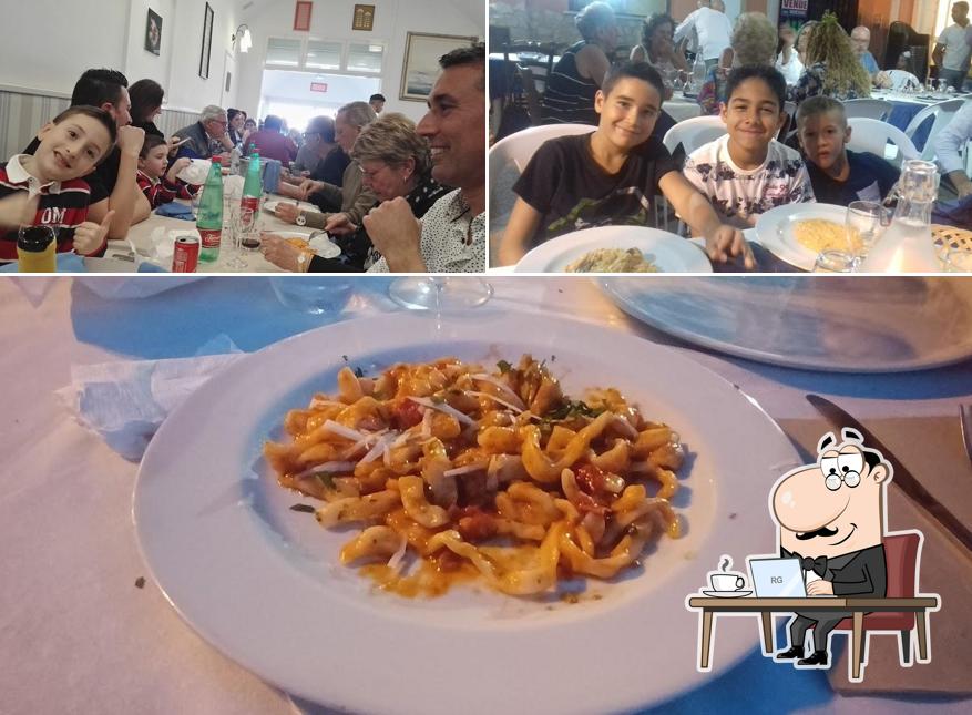 Questa è la immagine che mostra la interni e cibo di Trattoria Da Pino