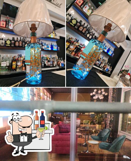La immagine di bancone da bar e interni da Gurus lab