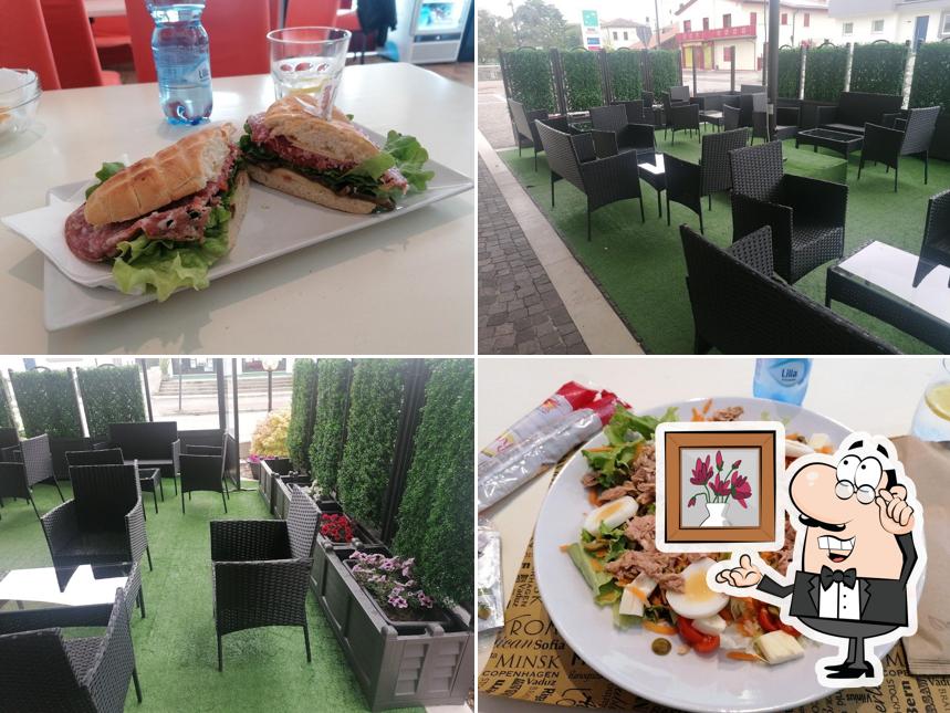 Siediti a un tavolo di Bar Bome