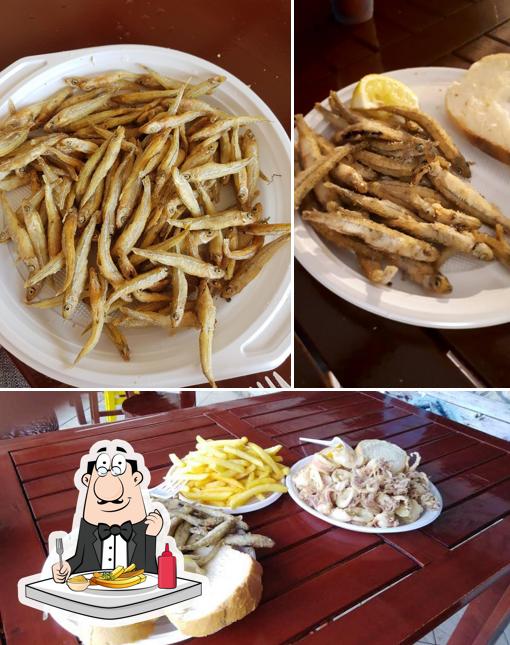 Ordina un piatto di patatine a Fast food Fischbude