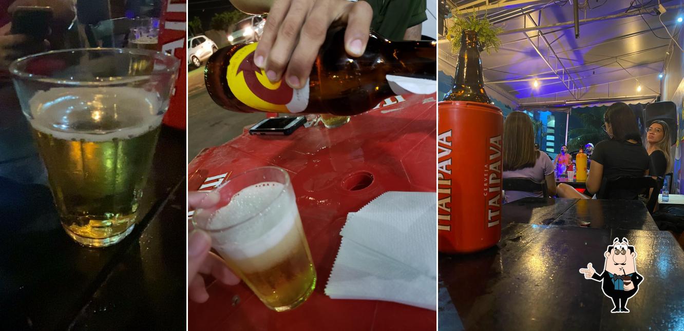 Desfrute de um drinque no Mãe Tô na Aula Bar