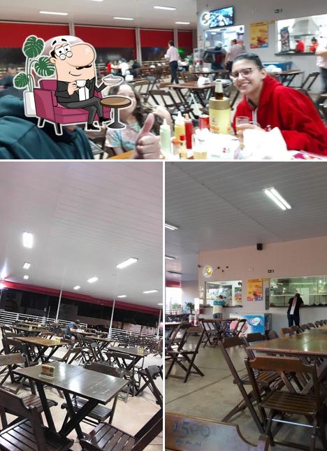 Sente em uma das mesas no Gugu Lanches