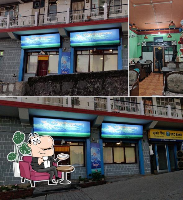 The interior of Delek Cholsum