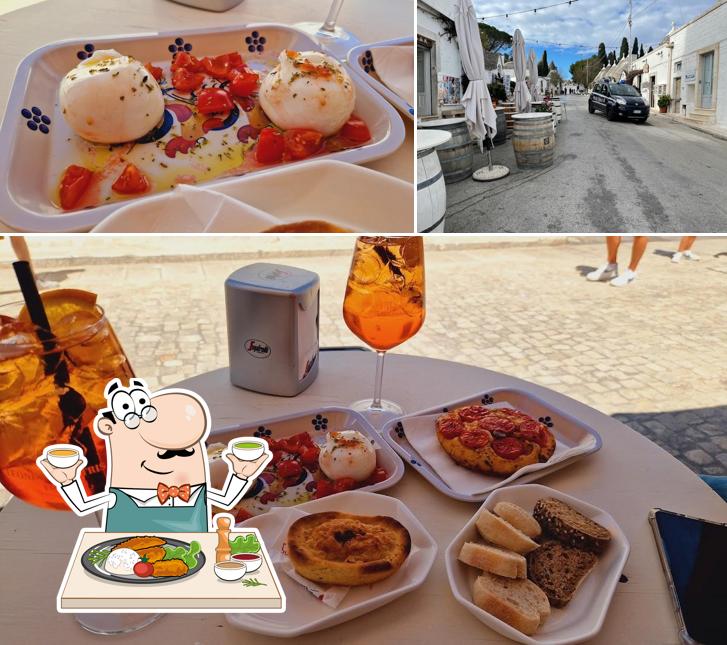 Tra le varie cose da Bar Enoteca a Casedd - Alberobello (ba) si possono trovare la cibo e esterno