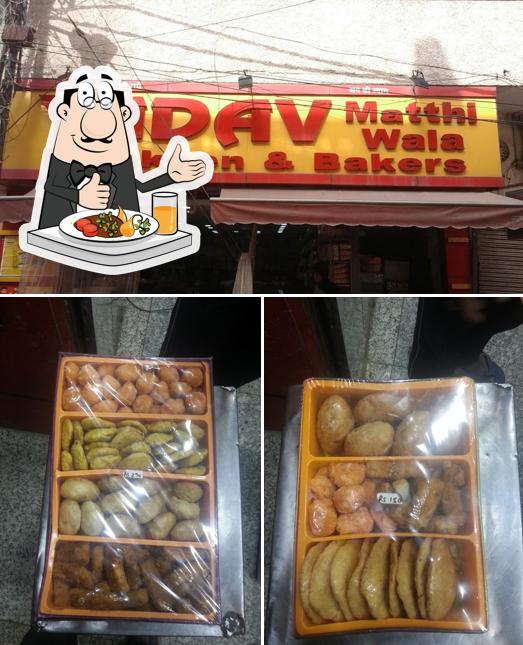 Food at Yadav Namkeen