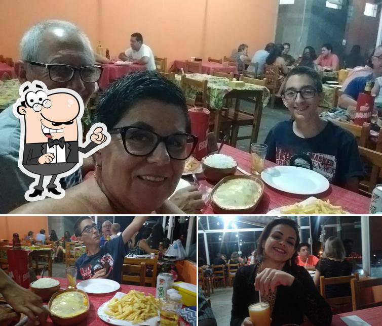Sente em uma das mesas no Bar do Peixe