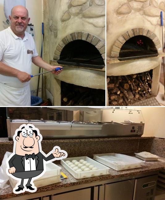 Questa è la foto che presenta la interni e cibo di Pizzeria Della Regina