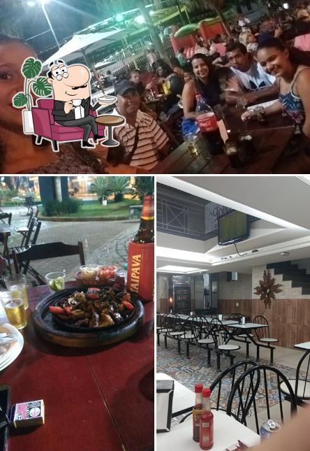 Sente em uma das mesas no Bati Bokas Restaurante