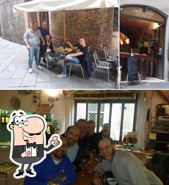 La interni e bancone da bar del ristorante