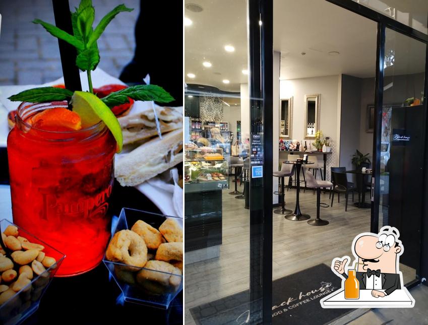 Goditi qualcosa da bere a Black House - Food&Coffee Lounge