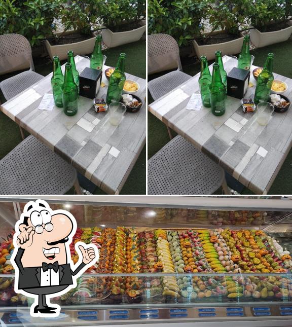 Tra le varie cose da Gran Cafè Opera si possono trovare la interni e cibo