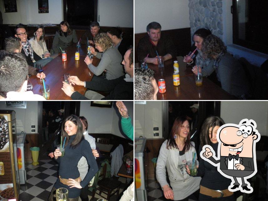 Siediti a un tavolo di Visual Snack Bar