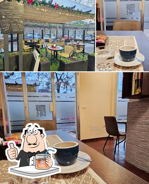 Dai un’occhiata alla foto che presenta la bevanda e esterno di Caffè Adua