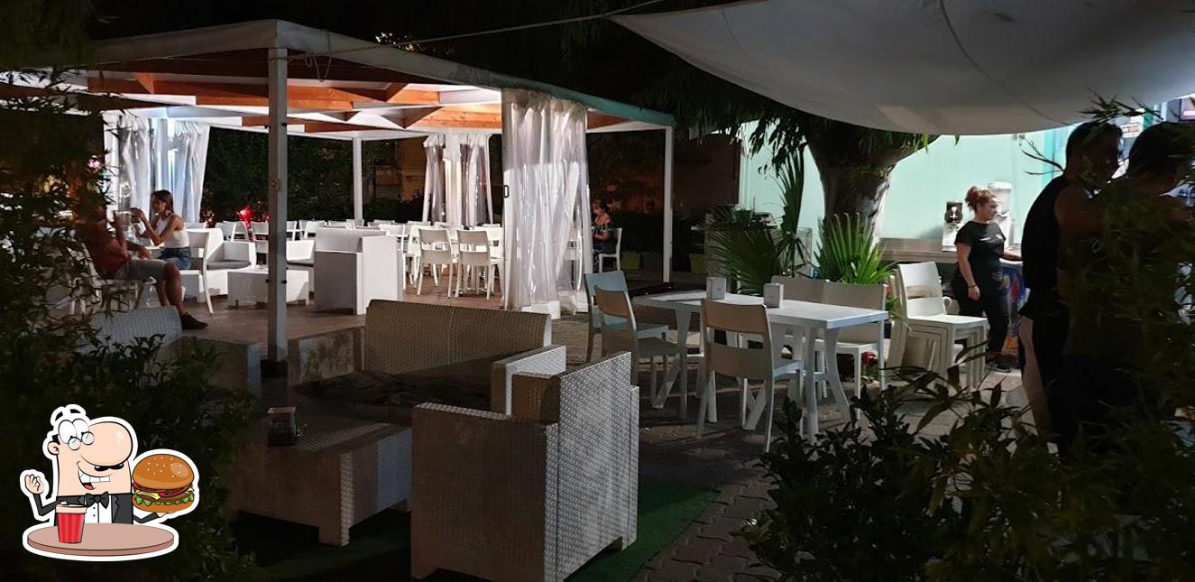 Prenditi un hamburger a Rio Plaza Café
