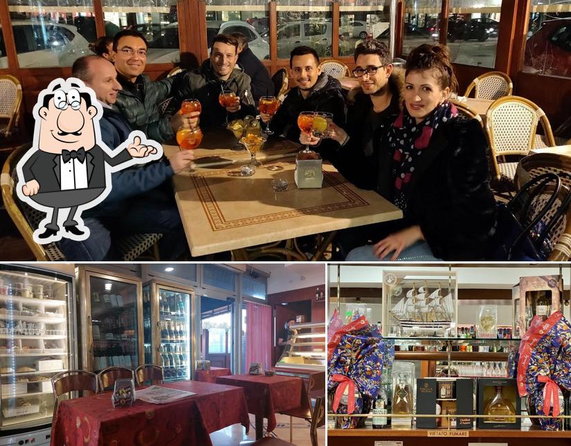 Siediti a un tavolo di Caffè Royal