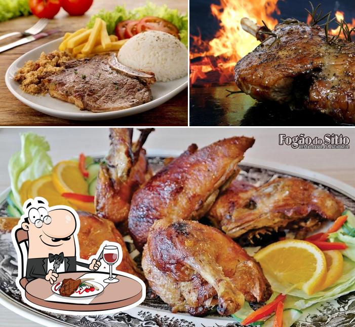 Experimente pratos de carne no Restaurante Fogão do Sítio