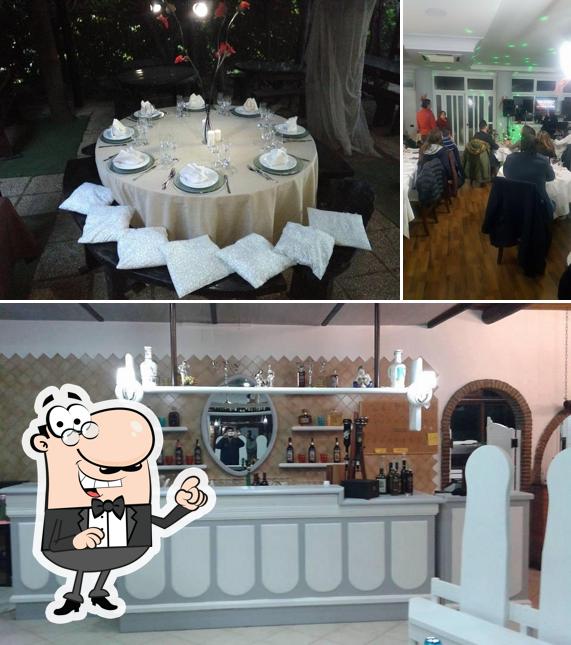 Questa è la immagine che raffigura la interni e tavolo da pranzo di Ristorante Country