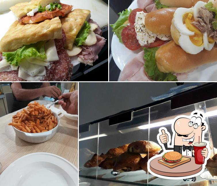 Prenditi un hamburger a Caffè Estrò