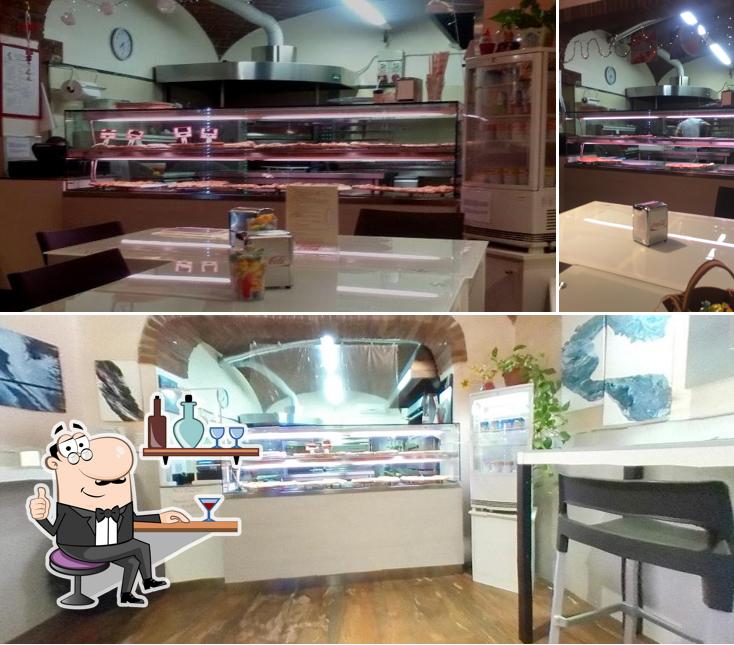 Gli interni di Pizzeria La Fenice Siena