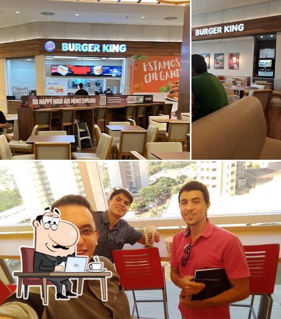 Sente em uma das mesas no Burger King