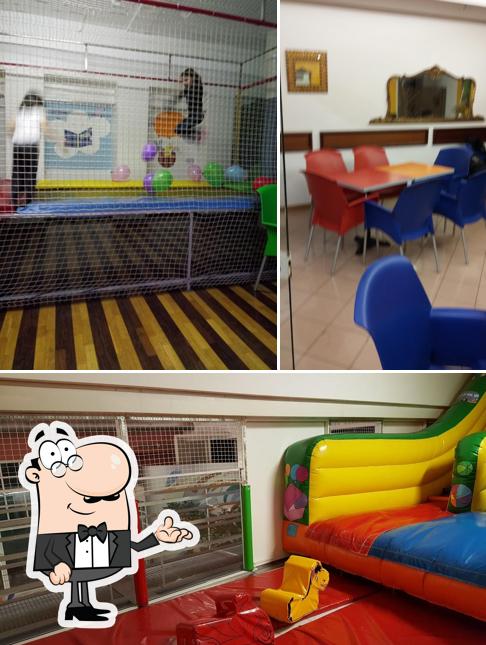 Siediti a un tavolo di La Galerie Du Cafè Srl