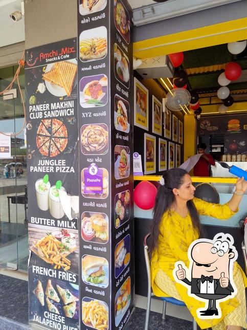 Look at the pic of Eatry Zone
