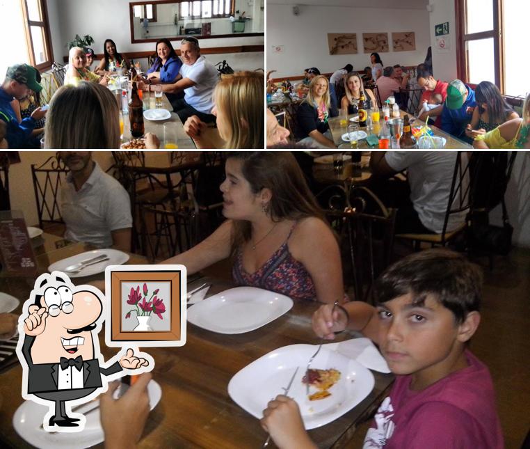 Sente em uma das mesas no Barão Pizzaria