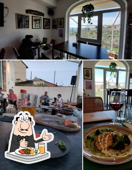Questa è la immagine che mostra la cibo e interni di Vinile Caffè
