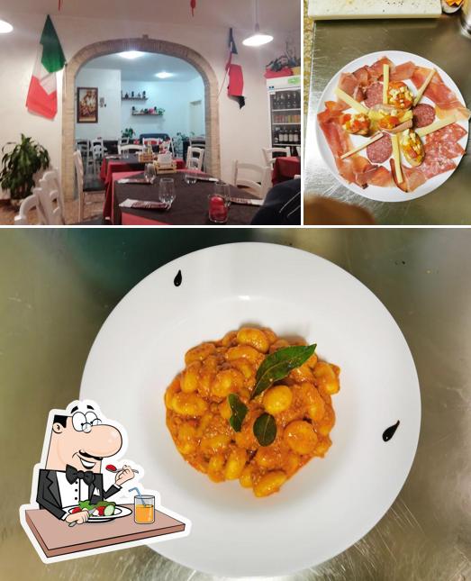 Osteria Palo Alto 2 Con Cucina si caratterizza per la cibo e interni