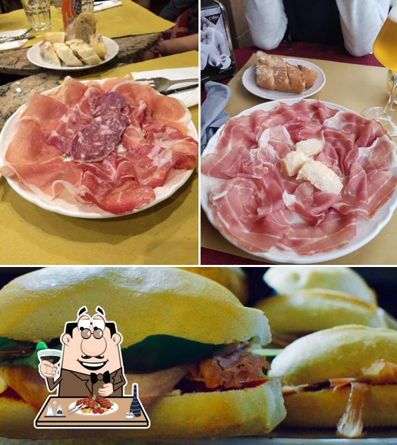 Ordina i piatti di carne a Caffé Teatro Regio