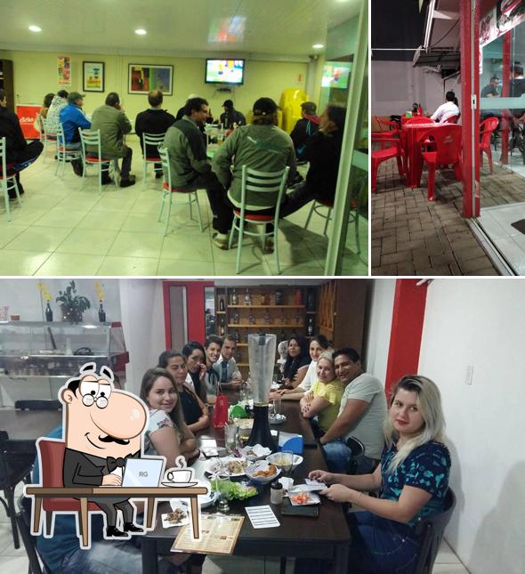 Sente em uma das mesas no Divino Sabor