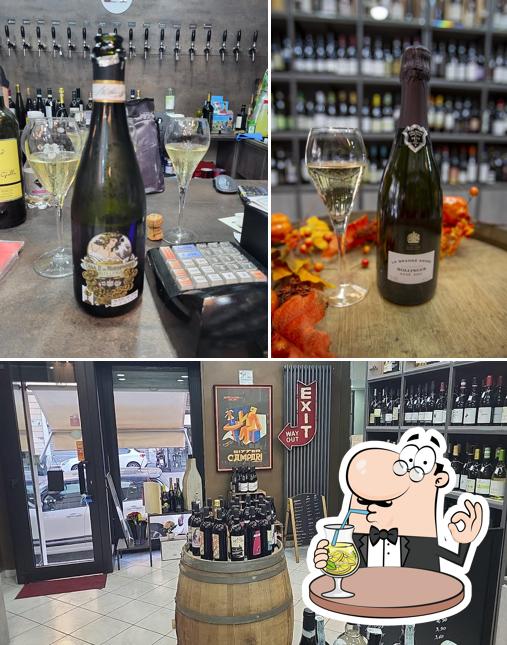 La bevanda e interni del ristorante