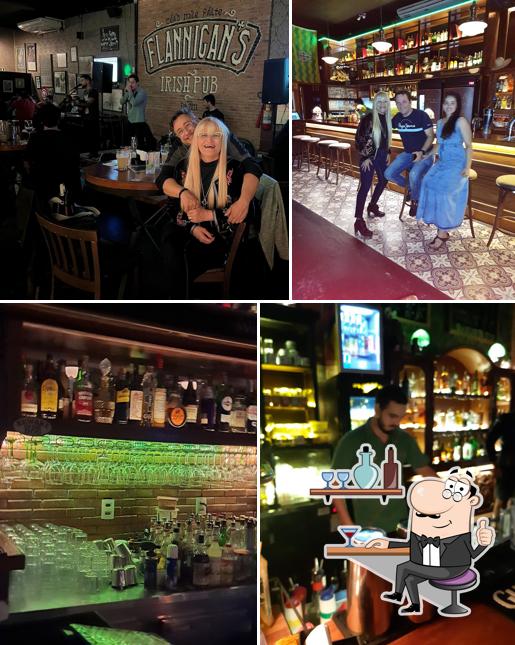 Sente em uma das mesas no Flannigan's Irish Pub