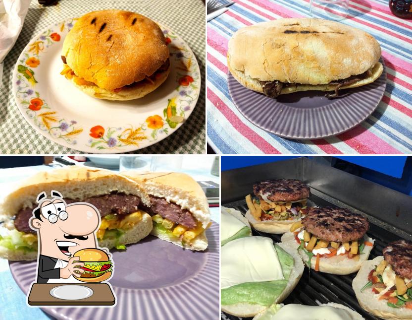 Ordina un hamburger a PitStop Paninoteca