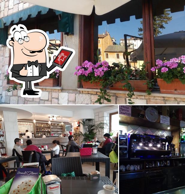 Puoi goderti l'aria fresca da seduto all'esterno di Bar Centrale