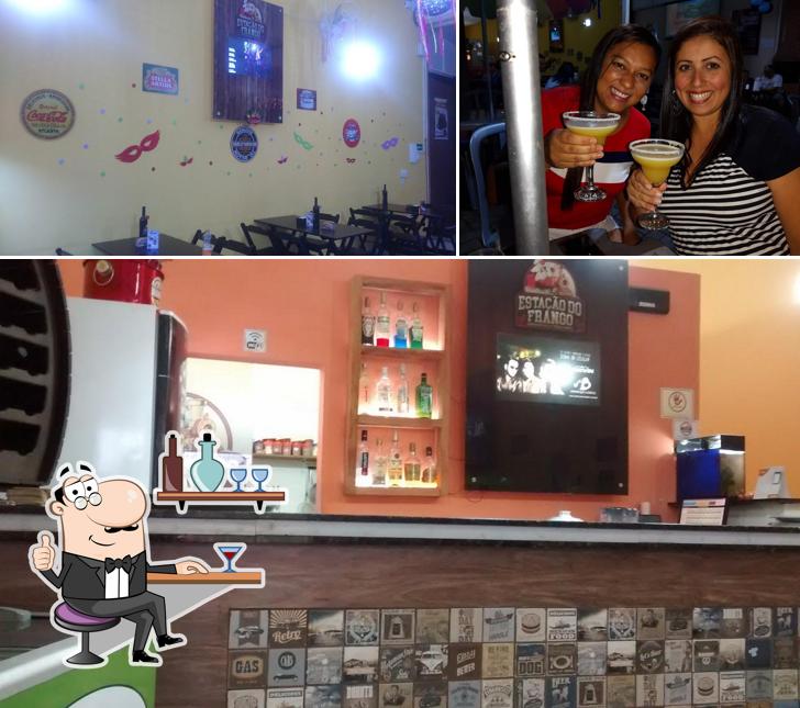 Esta é a imagem ilustrando interior e balcão de bar no Estação do Frango