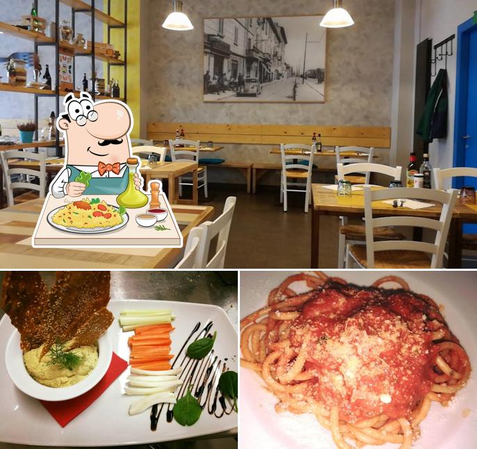 Questa è la immagine che presenta la cibo e interni di Pizzeria Viale Monza 237