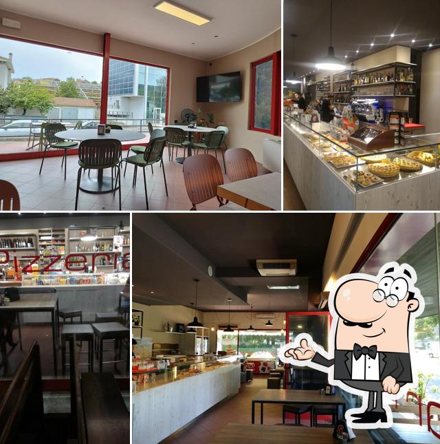 Siediti a un tavolo di Le Nouveau Roxy