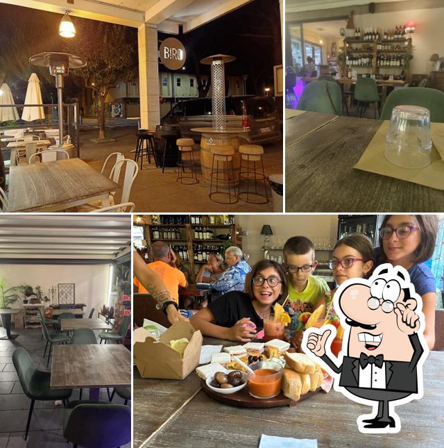 Dai un'occhiata agli interni di Birò Cafè & Bistrot