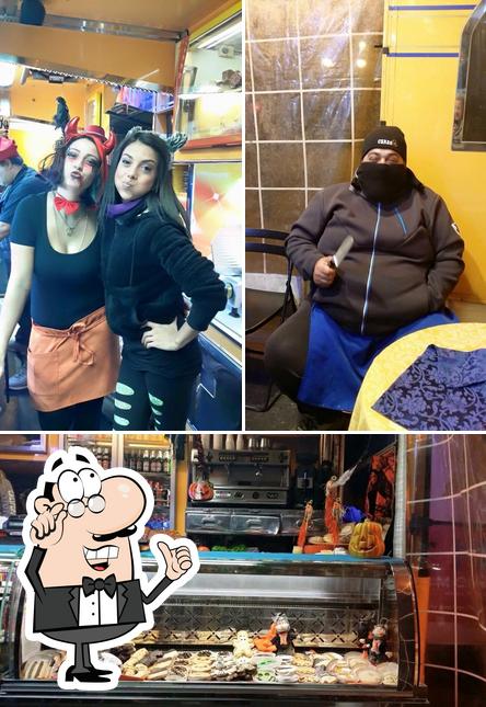 Tra le varie cose da Fuoco e fiamme si possono trovare la interni e cibo